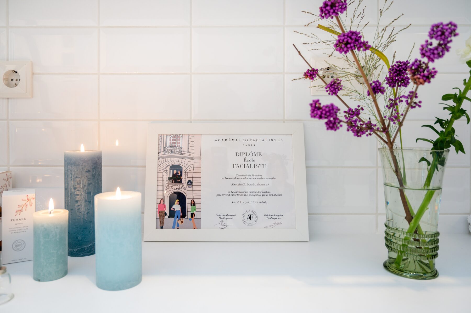 Diploma van de Académie des Facialistes met kaarsen en bloemen