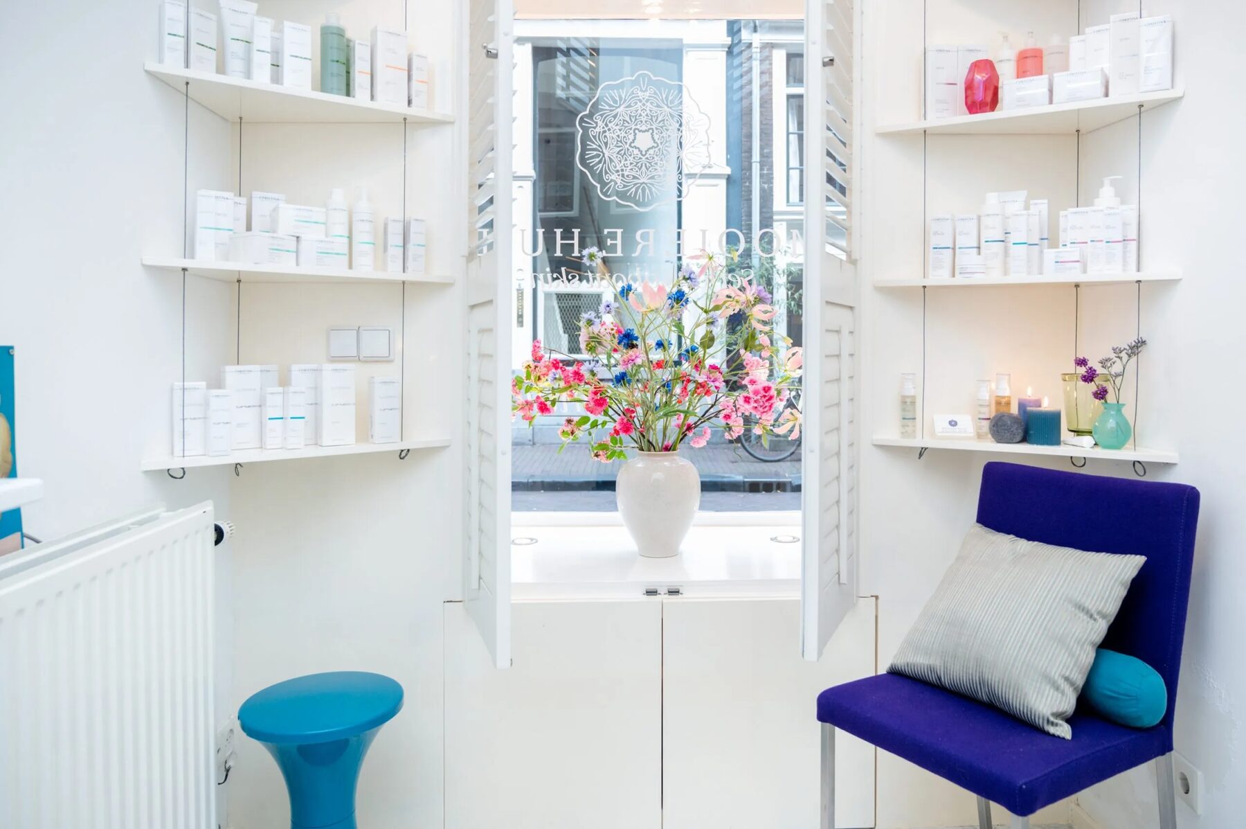 Lichte studio met bloemen voor het raam