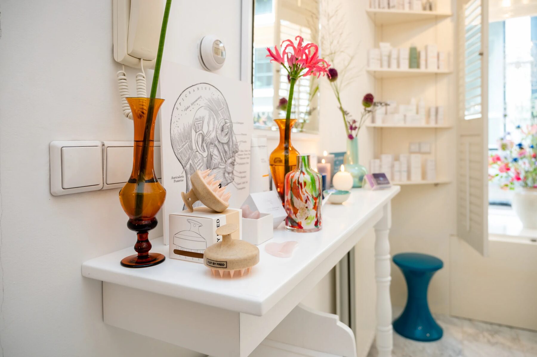 Behandeltafel met bloemen en producten in de studio